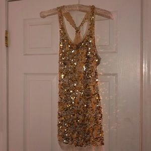 This beautiful gold sequin top is a must have ✨